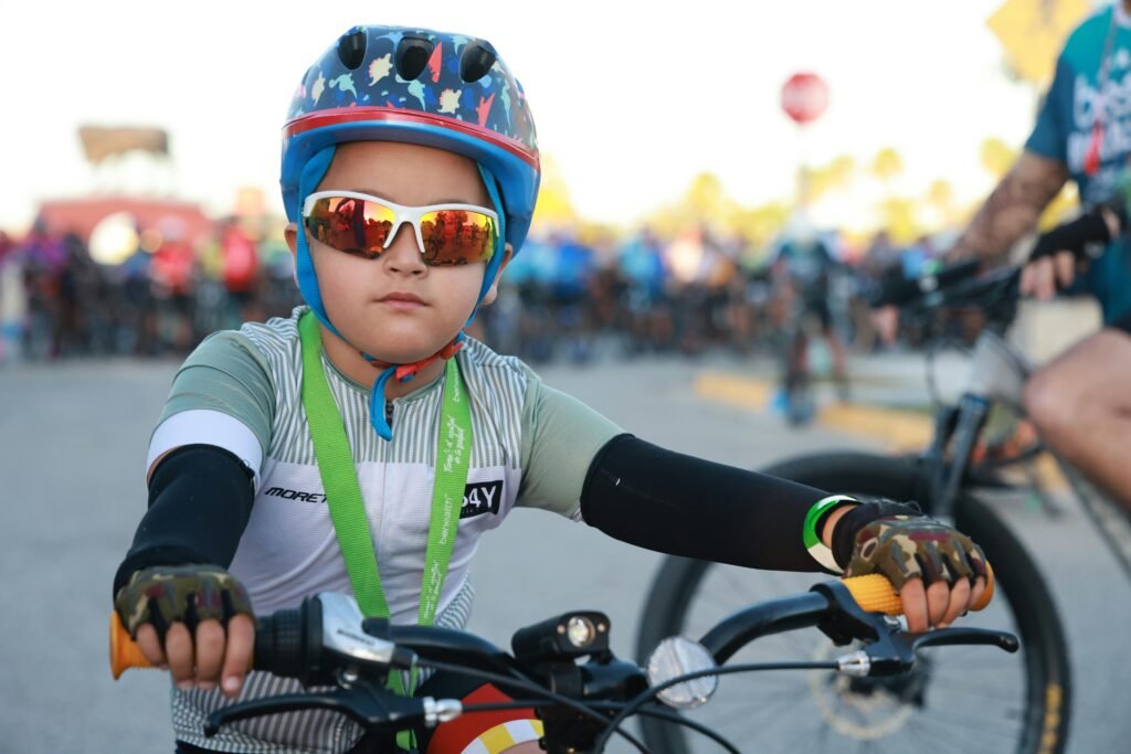 gyerek kerékpározik